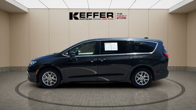 Used 2023 Chrysler Pacifica - photo 2