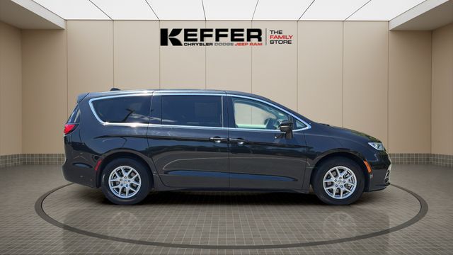 Used 2023 Chrysler Pacifica - photo 9