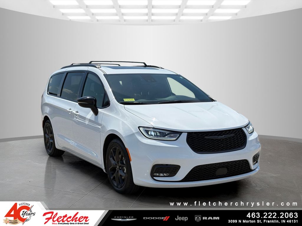 Used 2025 Chrysler Pacifica - photo 5