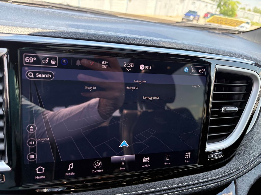 Used 2025 Chrysler Pacifica - photo 18