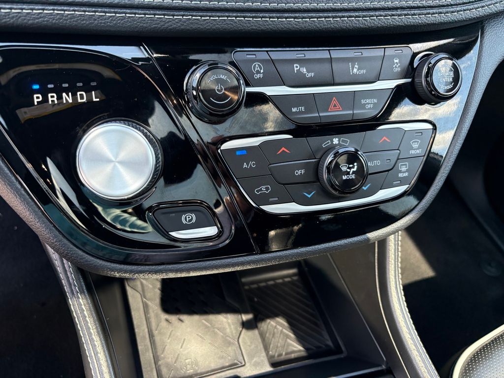Used 2025 Chrysler Pacifica - photo 19