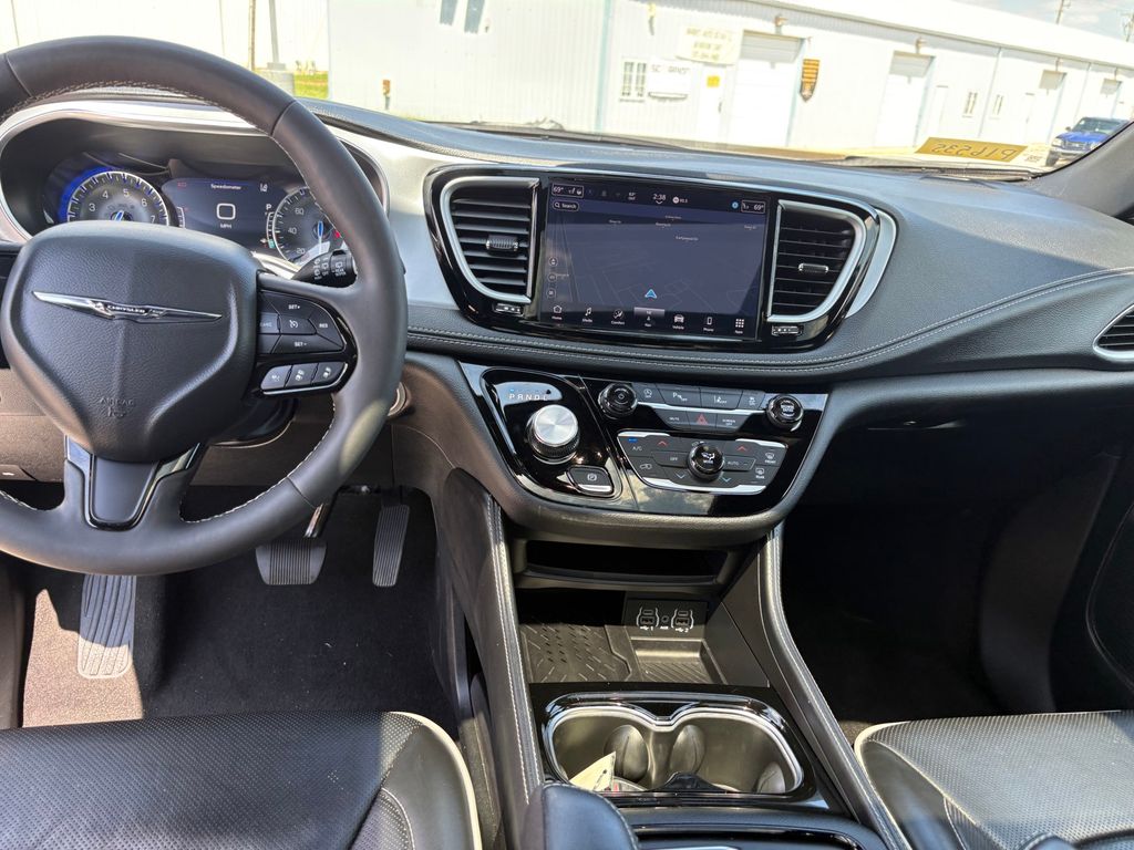 Used 2025 Chrysler Pacifica - photo 23