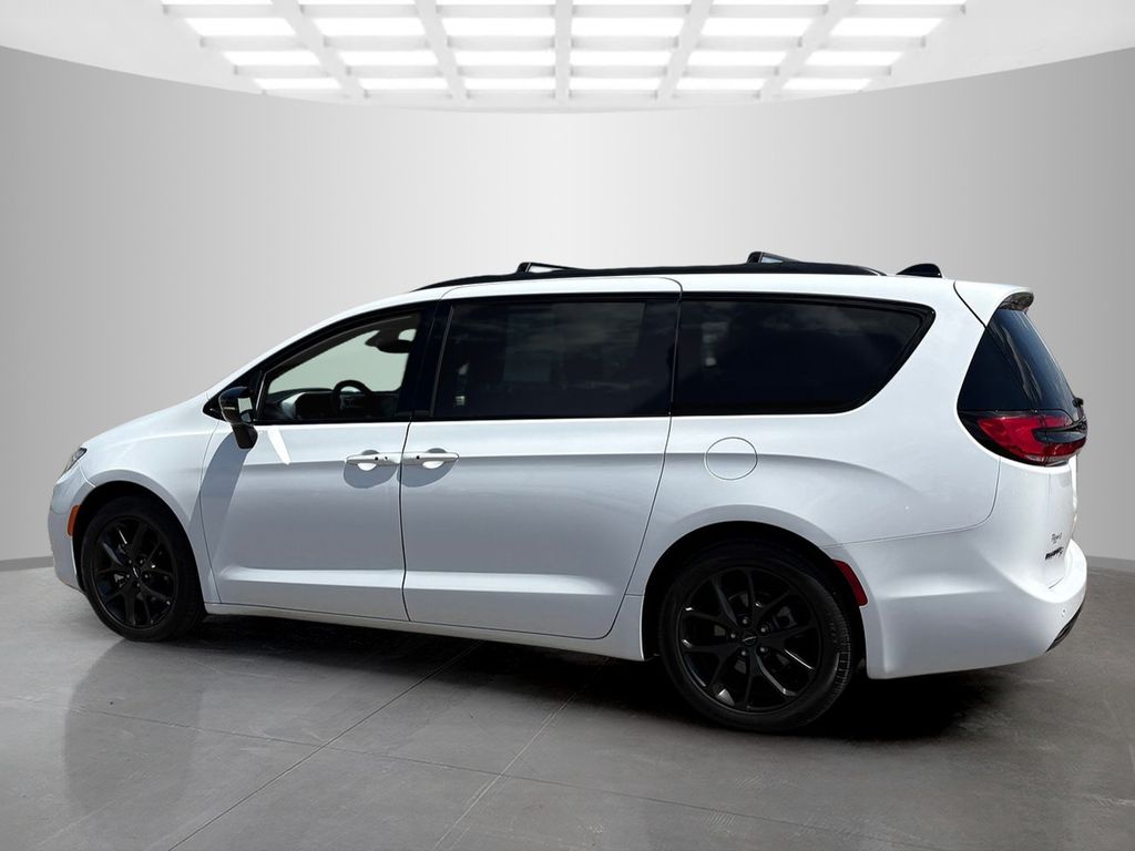 Used 2025 Chrysler Pacifica - photo 1