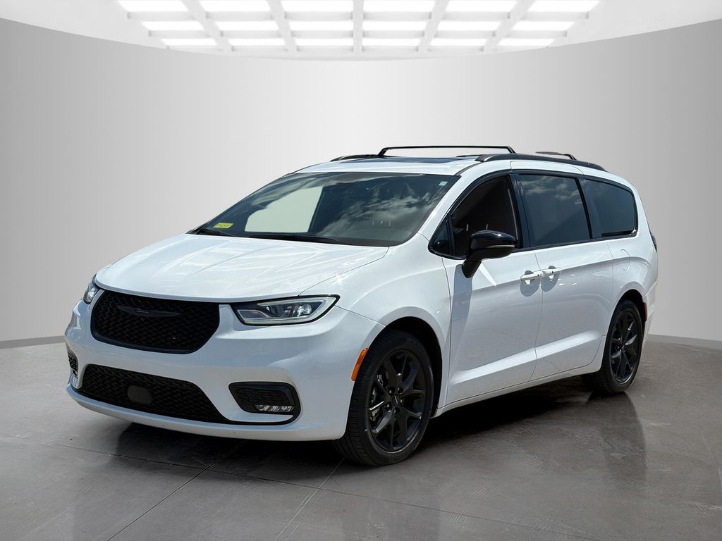 Used 2025 Chrysler Pacifica - photo 2