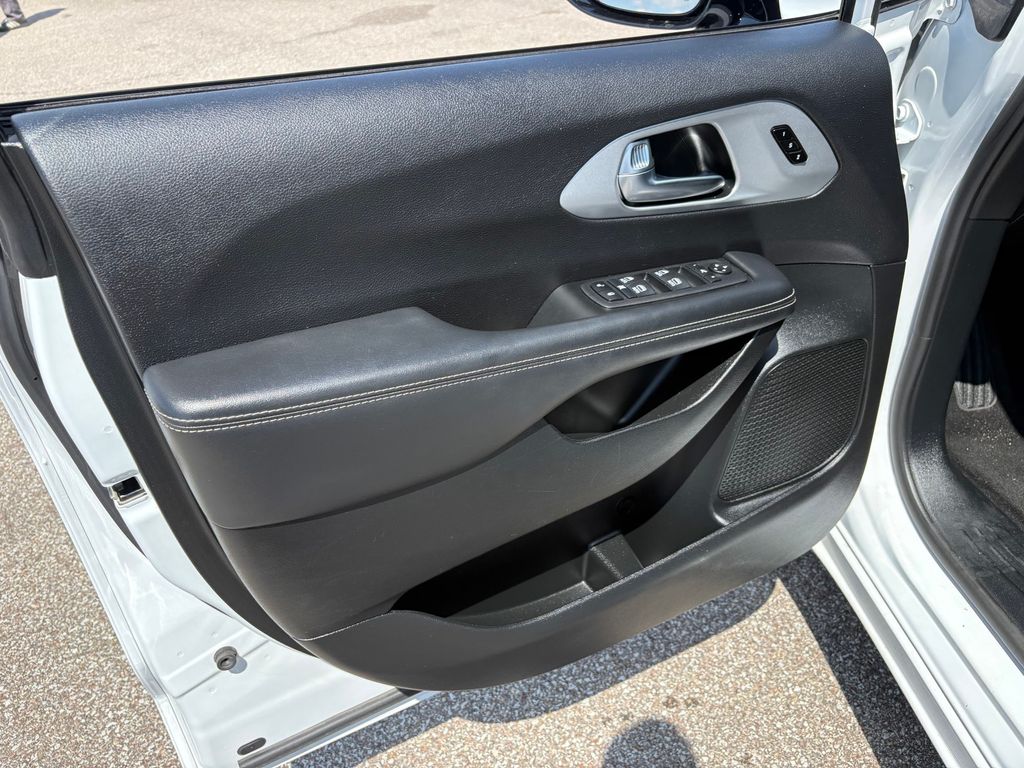 Used 2025 Chrysler Pacifica - photo 11