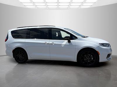 Used 2025 Chrysler Pacifica - photo 2