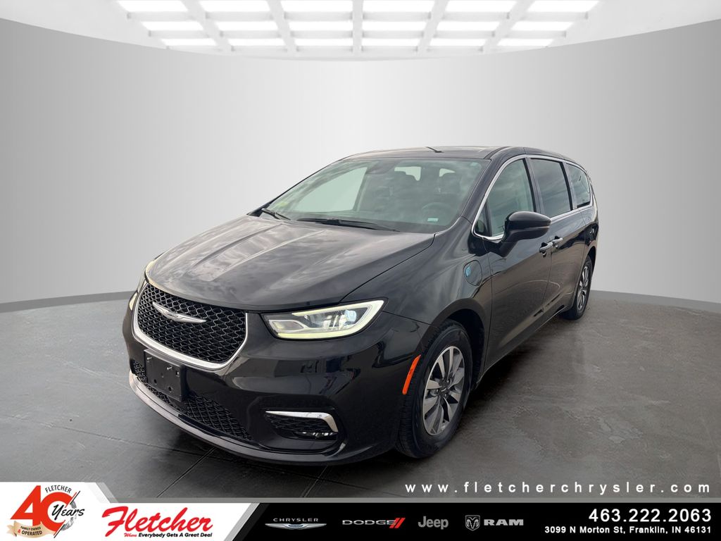 Used 2023 Chrysler Pacifica - photo 1