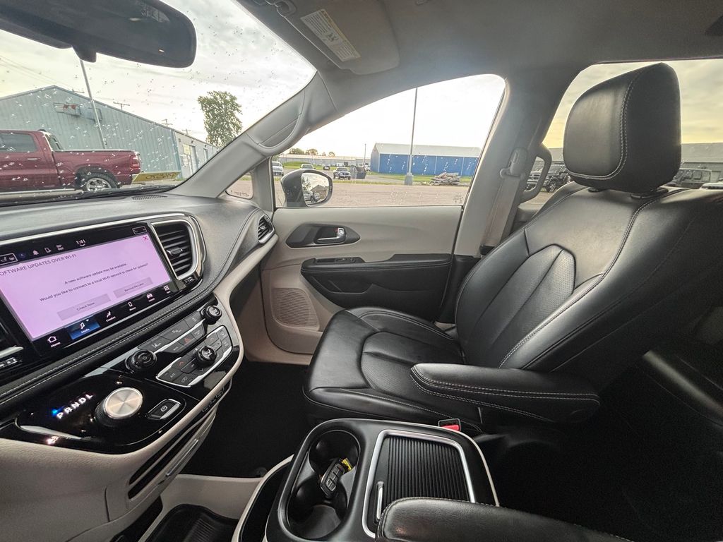Used 2023 Chrysler Pacifica - photo 15