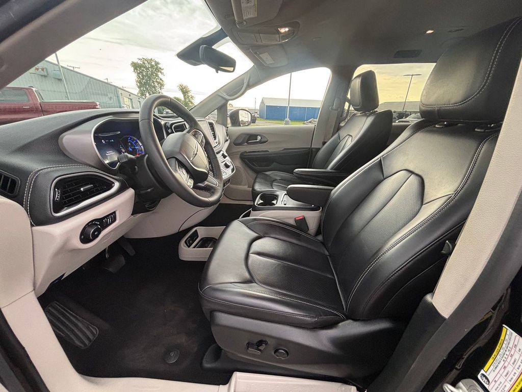 Used 2023 Chrysler Pacifica - photo 9