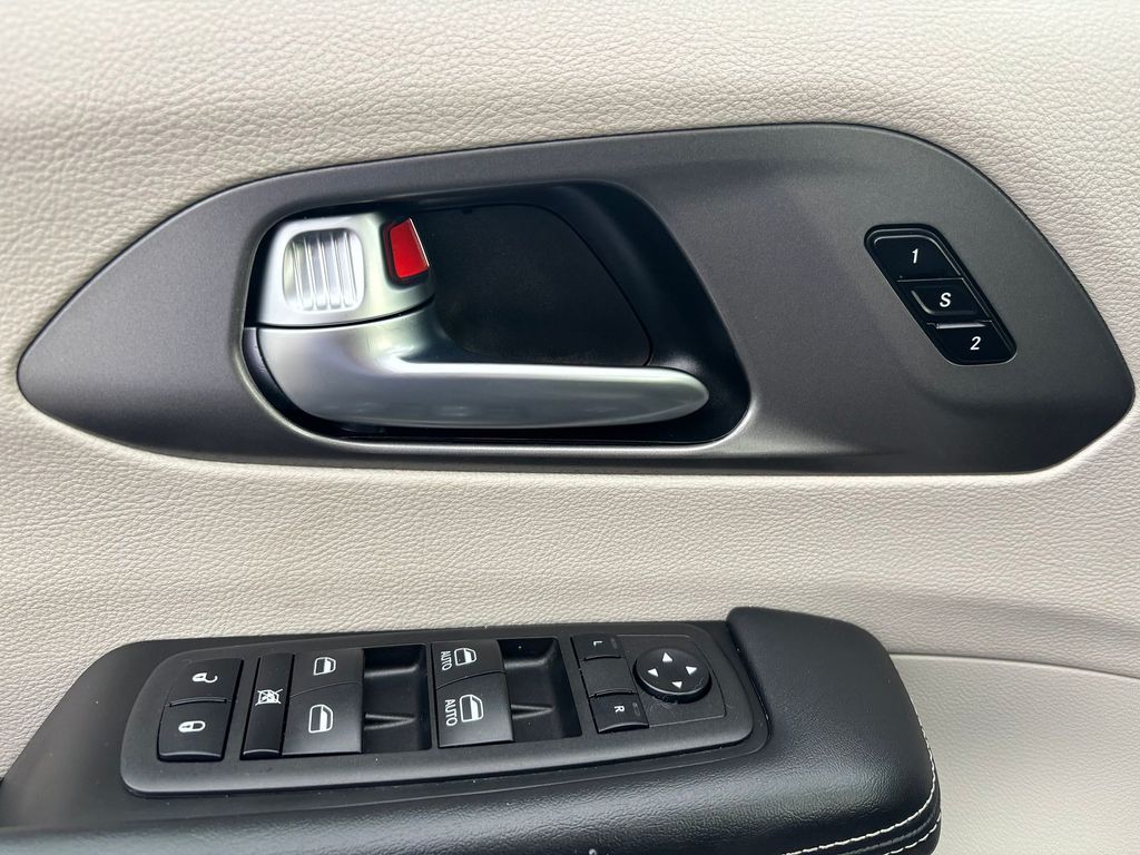Used 2023 Chrysler Pacifica - photo 10