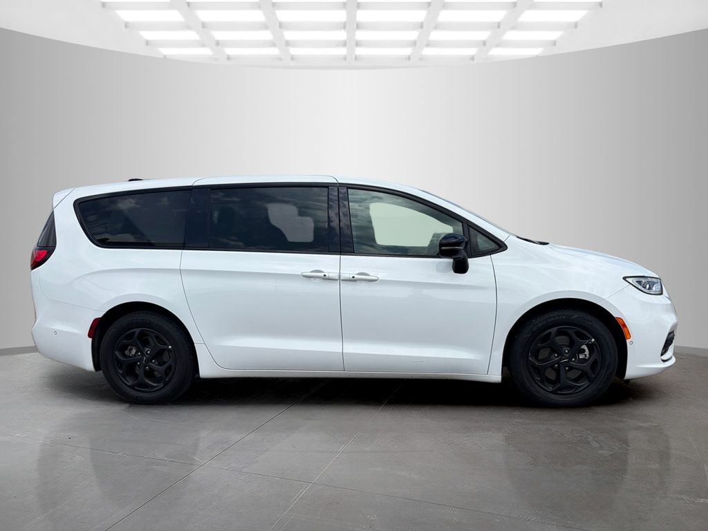 Used 2024 Chrysler Pacifica - photo 2