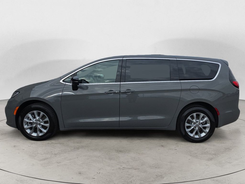 Used 2025 Chrysler Pacifica - photo 2