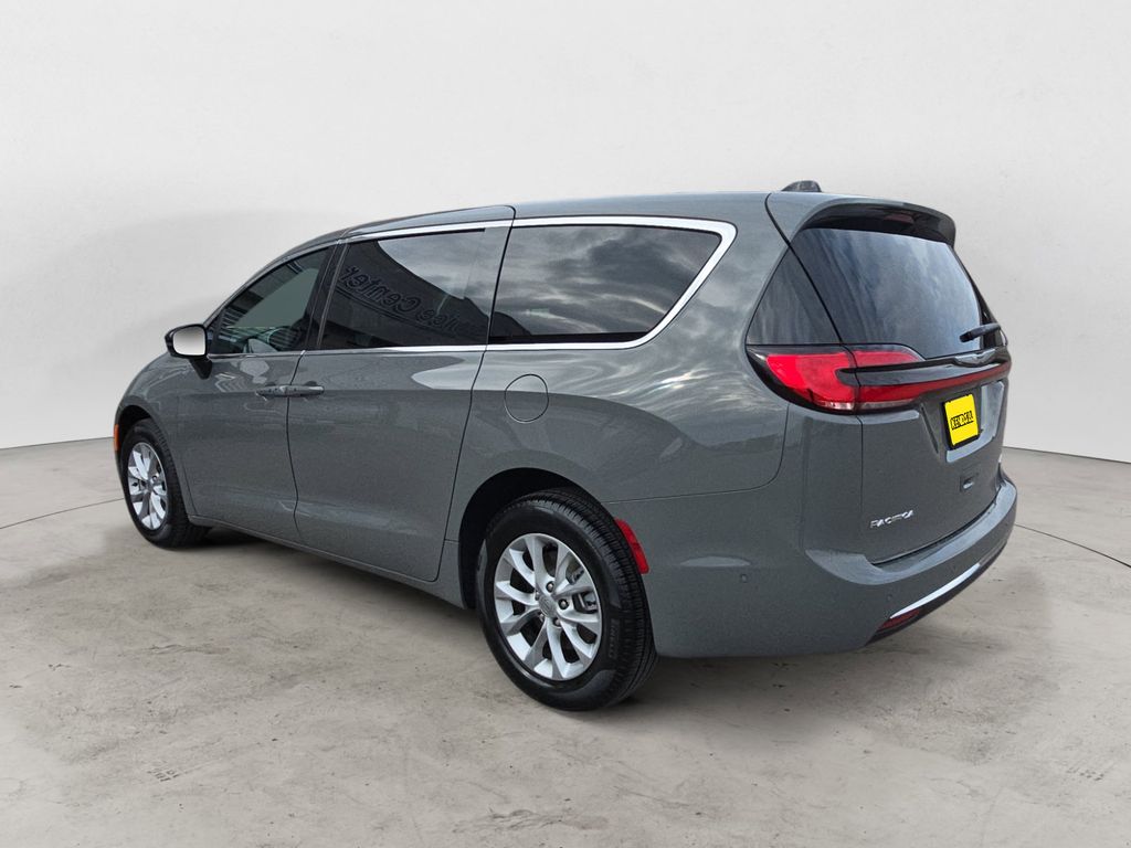 Used 2025 Chrysler Pacifica - photo 5