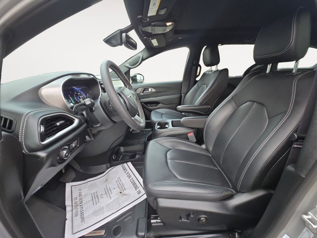 Used 2025 Chrysler Pacifica - photo 11