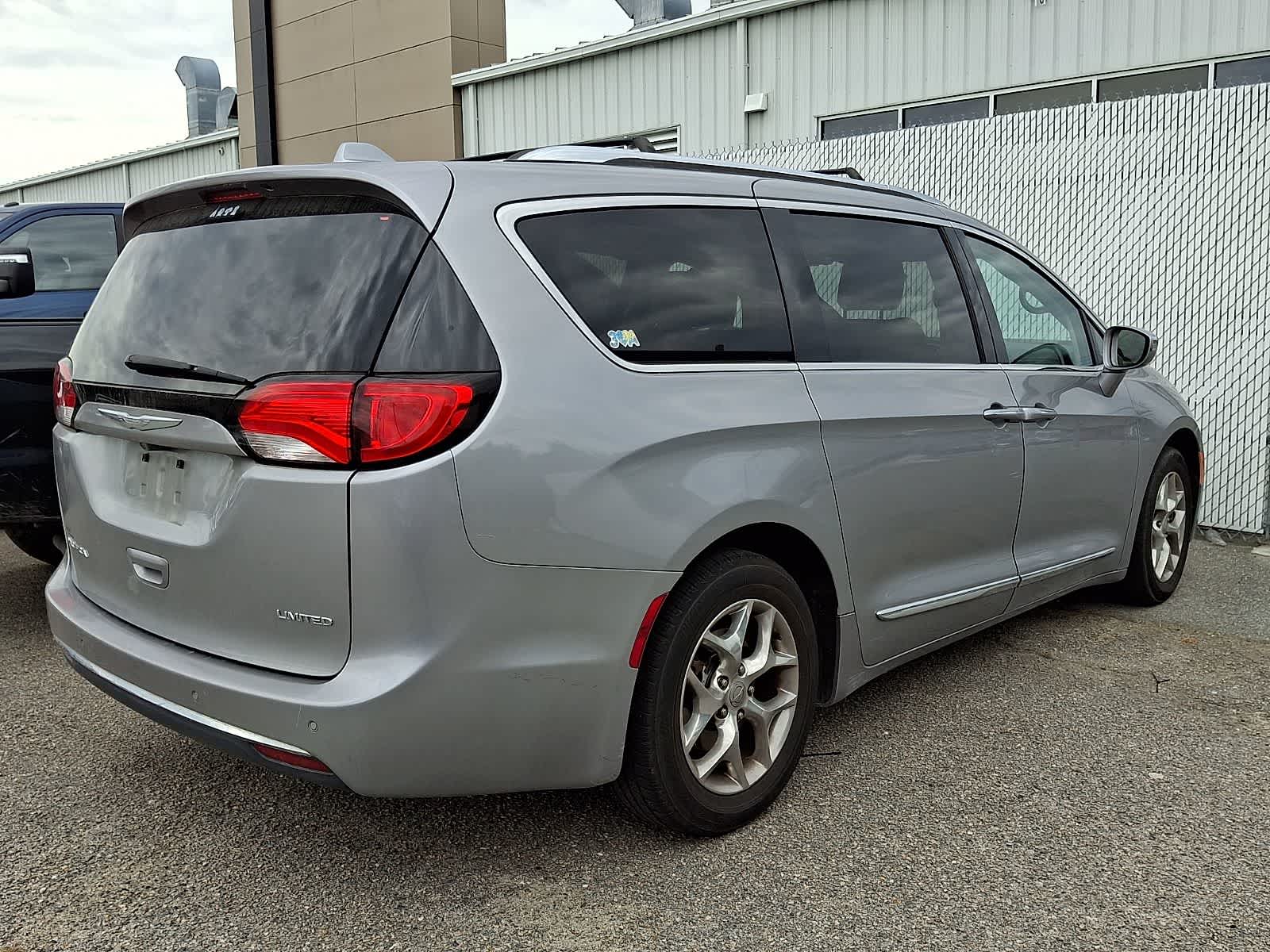 Used 2017 Chrysler Pacifica - photo 2