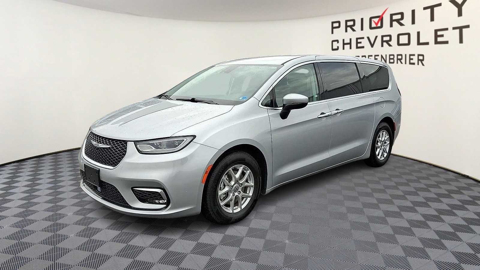 Used 2023 Chrysler Pacifica - photo 5