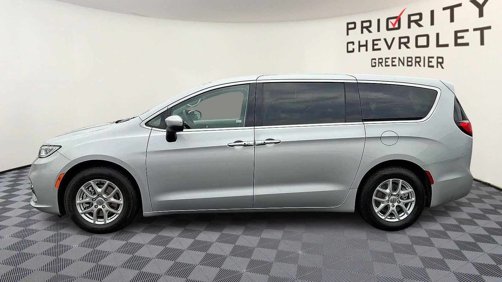 Used 2023 Chrysler Pacifica - photo 6