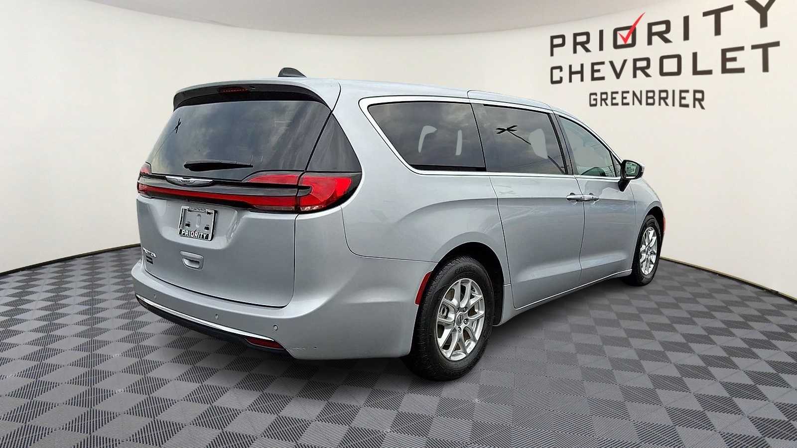 Used 2023 Chrysler Pacifica - photo 9