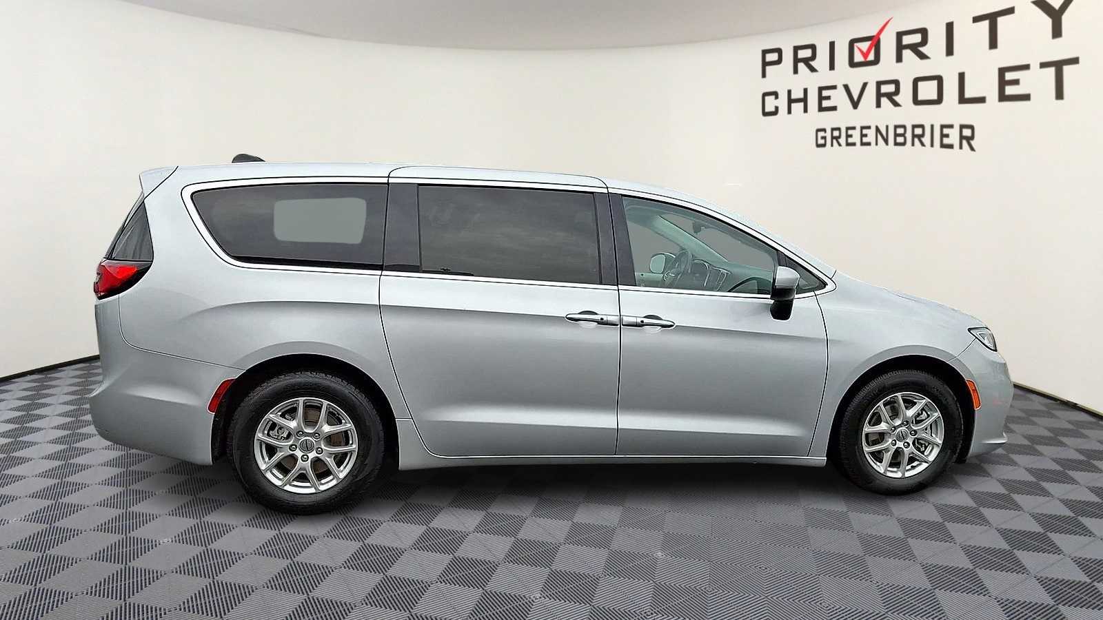 Used 2023 Chrysler Pacifica - photo 10