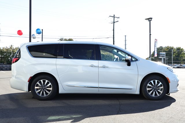 Used 2023 Chrysler Pacifica - photo 2