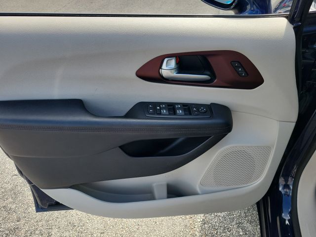 Used 2017 Chrysler Pacifica - photo 23