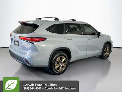 Used 2023 Toyota Highlander - photo 1