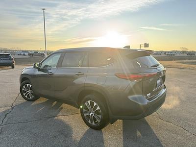Used 2023 Toyota Highlander - photo 1