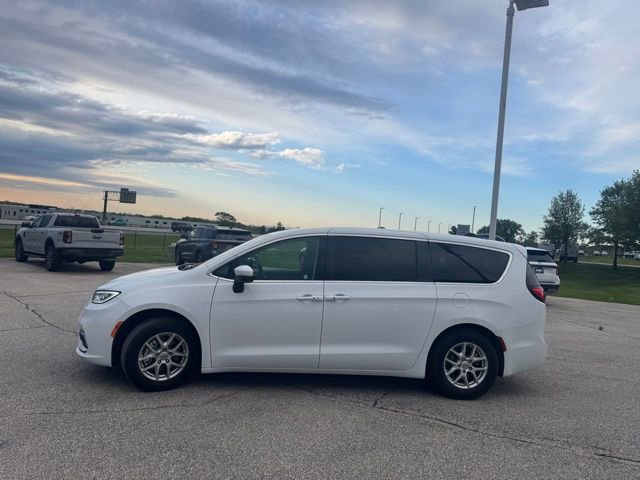 Used 2023 Chrysler Pacifica - photo 5