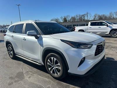 Used 2023 Toyota Highlander - photo 1