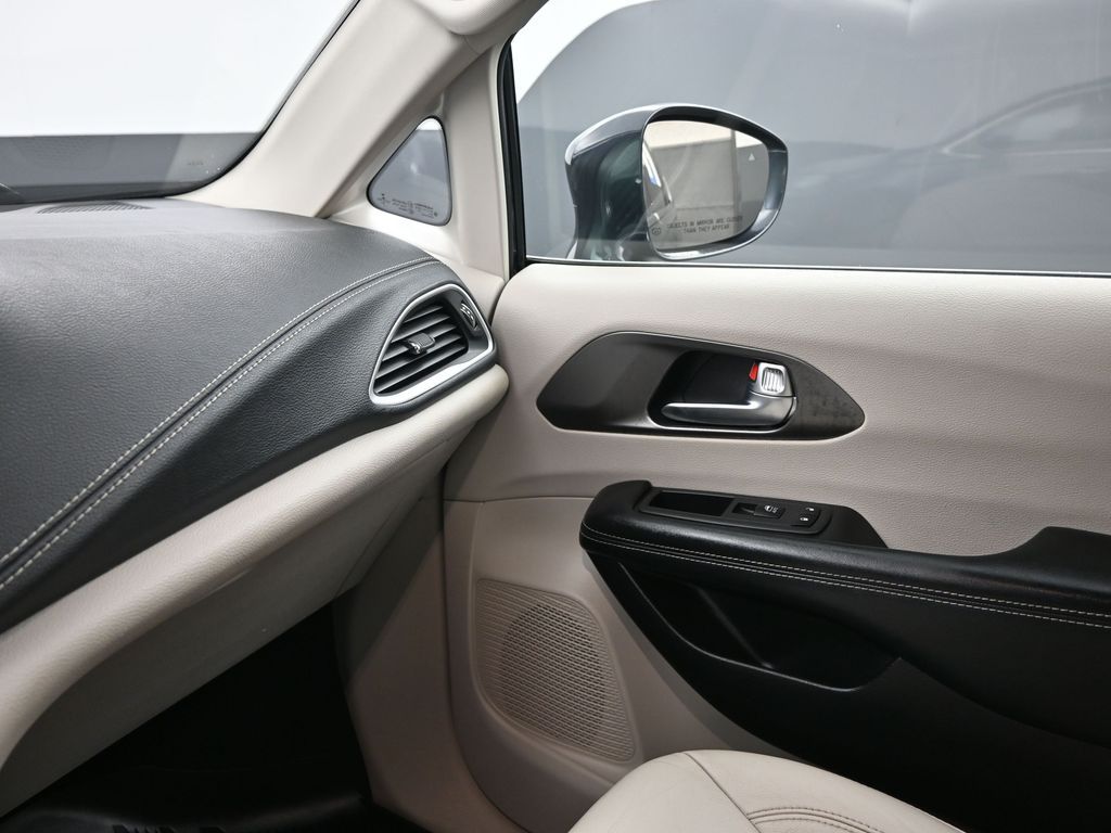 Used 2021 Chrysler Pacifica - photo 16