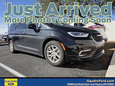 Used 2023 Chrysler Pacifica - photo 1