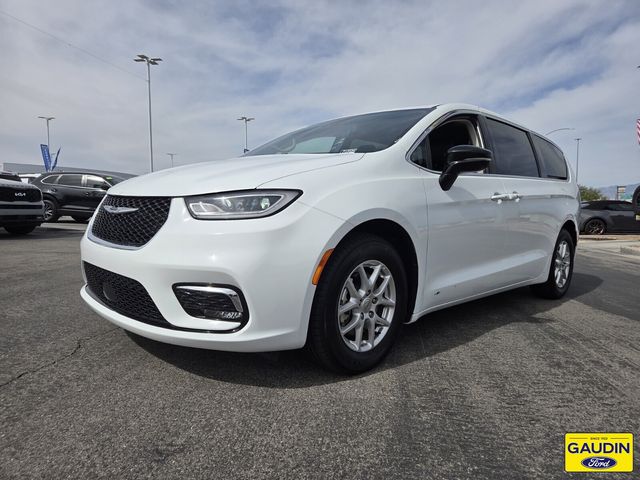 Used 2024 Chrysler Pacifica - photo 5