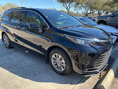 Used 2025 Toyota Sienna - photo 1
