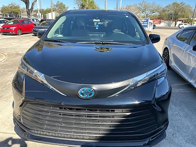 Used 2025 Toyota Sienna - photo 1