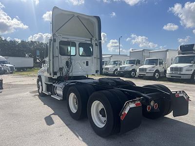 Used 2017 Freightliner Cascadia Detroit Diesel DD15 Semi Truck for sale #672046 - photo 2