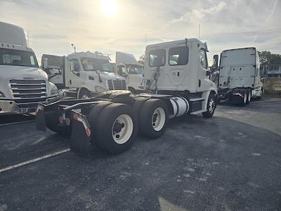 Used 2018 Freightliner Cascadia Detroit DD13 Semi Truck for sale #681466 - photo 2