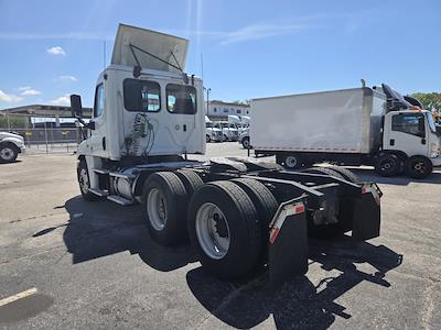 Used 2018 Freightliner Cascadia Detroit DD13 Semi Truck for sale #685219 - photo 2
