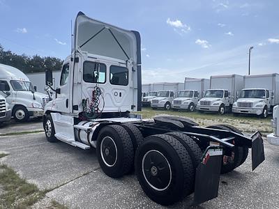 Used 2018 Freightliner Cascadia Detroit Diesel DD15 Semi Truck for sale #754893 - photo 2