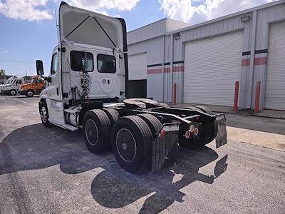 Used 2018 Freightliner Cascadia Detroit Diesel DD15 Semi Truck for sale #754894 - photo 2