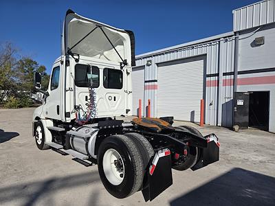 Used 2019 Freightliner Cascadia Detroit DD13 Semi Truck for sale #803315 - photo 2