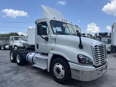 Used 2019 Freightliner Cascadia Detroit Diesel DD15 Semi Truck for sale #835436 - photo 2