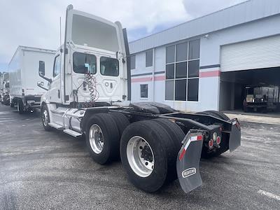 Used 2020 Freightliner Cascadia Detroit DD13 Semi Truck for sale #879795 - photo 2