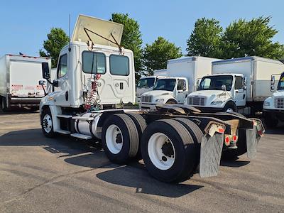 Used 2016 Freightliner Cascadia Cummins ISX Semi Truck for sale #664126 - photo 2
