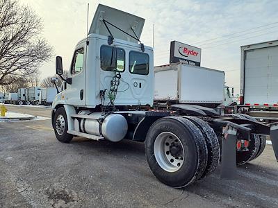 Used 2020 Freightliner Cascadia Detroit DD13 Semi Truck for sale #896051 - photo 2