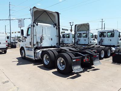 Used 2022 Freightliner Cascadia Detroit Diesel DD15 Semi Truck for sale #560311 - photo 2