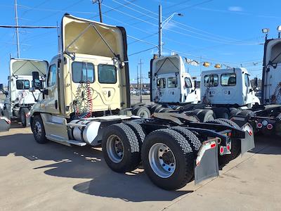 Used 2019 Freightliner Cascadia - photo 1