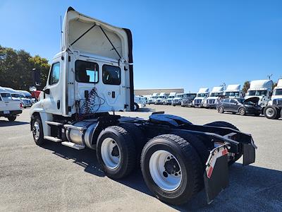 Used 2017 Freightliner Cascadia Detroit Diesel DD15 Semi Truck for sale #672001 - photo 2