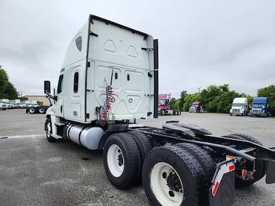 Used 2020 Freightliner Cascadia Detroit Diesel DD15 Semi Truck with Sleeper Cab for sale #880428 - photo 2