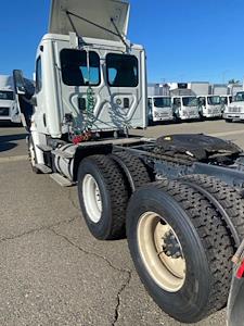 Used 2016 Freightliner Cascadia Cummins ISX Semi Truck for sale #669848 - photo 2