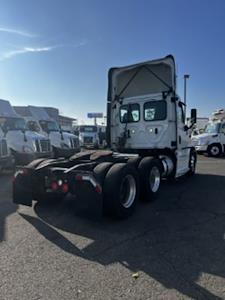 Used 2019 Freightliner Cascadia - photo 1